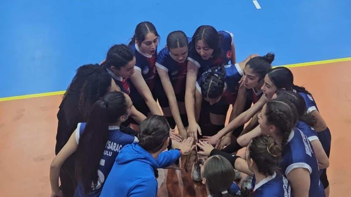 Yıldız Kız Voleybol takımımız grubunda maç kaybetmeyerek yoluna emin adımlarla ilerliyor. 